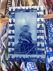 Briefkaarten | Zeeland | Vrouwen | Zuid-Beveland | 1930 - Fotokaart - Ansichtkaart van vrouw in streekdracht en molens ‘Delfts blauw tinten’
