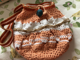 Gehaakte zomertas  met vintage knoop 'Orange Flowers' met mooie details (30 x 24 cm)