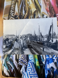 Briefkaarten | Zeeland | Vrouwen | Arnemuiden | xx - Fotokaart Arnemuidense visservrouwen en kotters