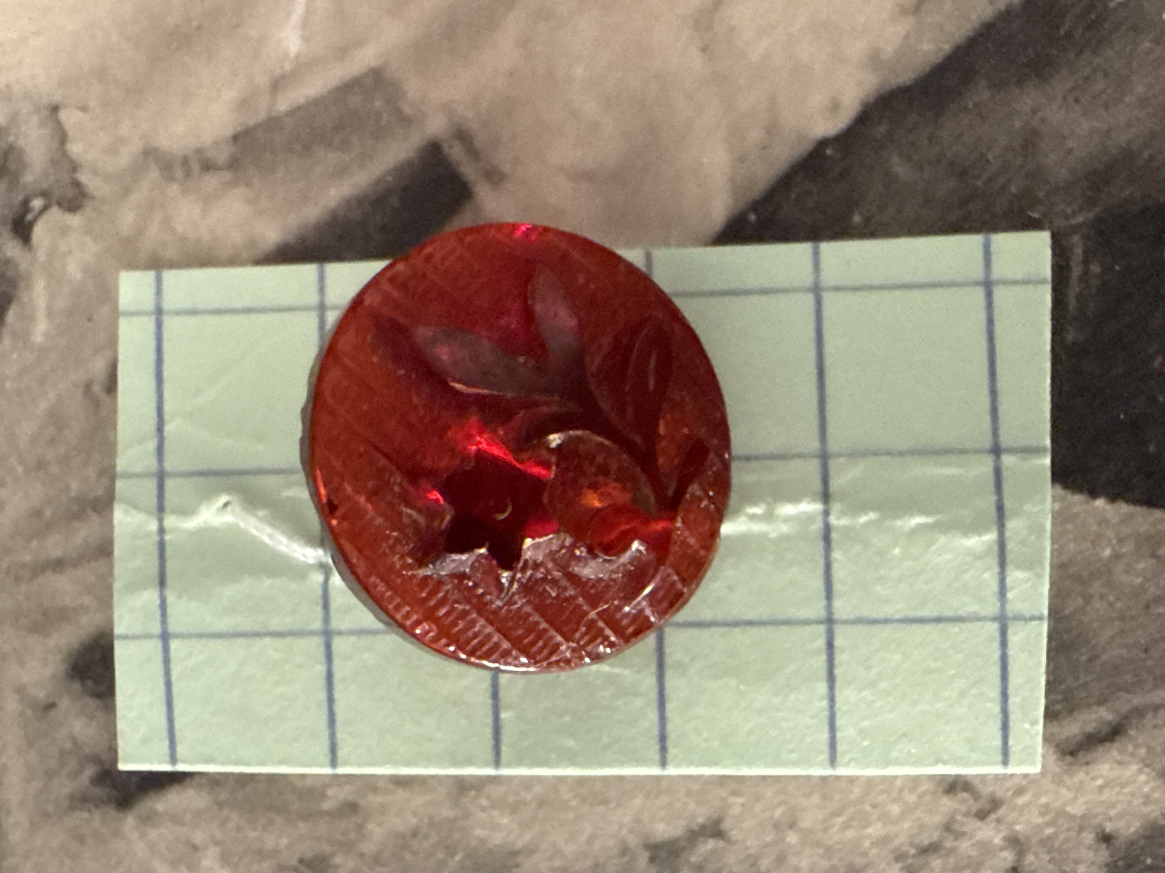Ø 10 mm - 01 cm | Glasknopen | Rood-bordeaux | Zeldzaam vintage Frans glazen knoopje  met blaadjes