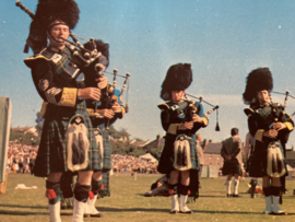 Briefkaarten | Schotland | The pipers at a highland gathering