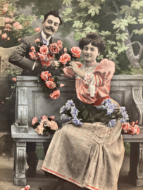Ansichtkaart | Brocante kaart paartje in het park met rozen op bankje