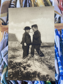 Briefkaarten | Zeeland | Kinderen | 1900 - Fotokaart jongens roken eerste sigaar  'Jan en Stoffel' 'The First smoke'