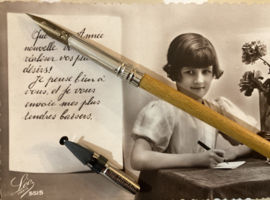 Set | 1933 | Antieke kaart ‘schrijvend meisje’ - met schoolkroontjespen en twee kroontjes (F. Soennecken E.F. 50 en Blanzy Conté-Gilbert 1808)