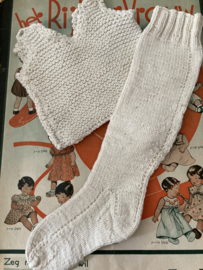 VERKOCHT | Breien | Antiek gebreid poppen hemdje en een kindersokje in het wit