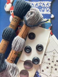 Borduurwol | Pakketten | Brocante decoratiepakket 'Grijs' met 2 strengen borduurwol en vintage knopenkaartjes