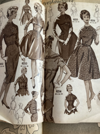1959 | Marion naaipatronen maandblad | nr. 127 februari 1959 (broek, gilet, rokken, schorten en jurken)