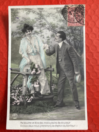 Ansichtkaart | Brocante kaart van een romantisch paartje  in het bos met rozen en bloemen (1907)