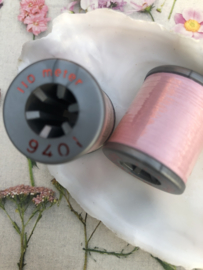 9401 - Garen | Mölnlycke Sytrad Göteborg | Poeder roze  - 110 meter Yard Yarn 100% polyester naaigaren klosje 2 x 2 cm | Vintage - wit label