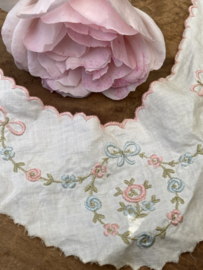 VERKOCHT | Applicaties | Antiek geborduurd kraagje met roze en lichtblauw bloemen en strikjes