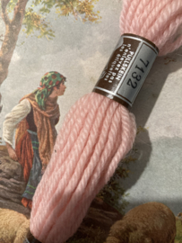 * 7132 borduurwol ROZE POEDER  licht Colbert DMC Laine pour tapisserie- virgin wool