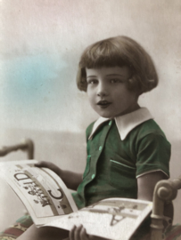 VERKOCHT | België | Briefkaart | Fotokaart - ingekleurd | Meisje met groene blouse en ABC boekje lezend