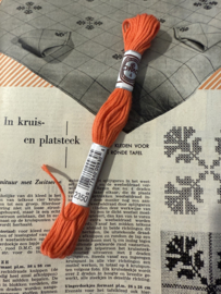 2350 ORANJE donker koraal katoenen DMC borduurgaren Retors A Broder no 4 - 10 meter