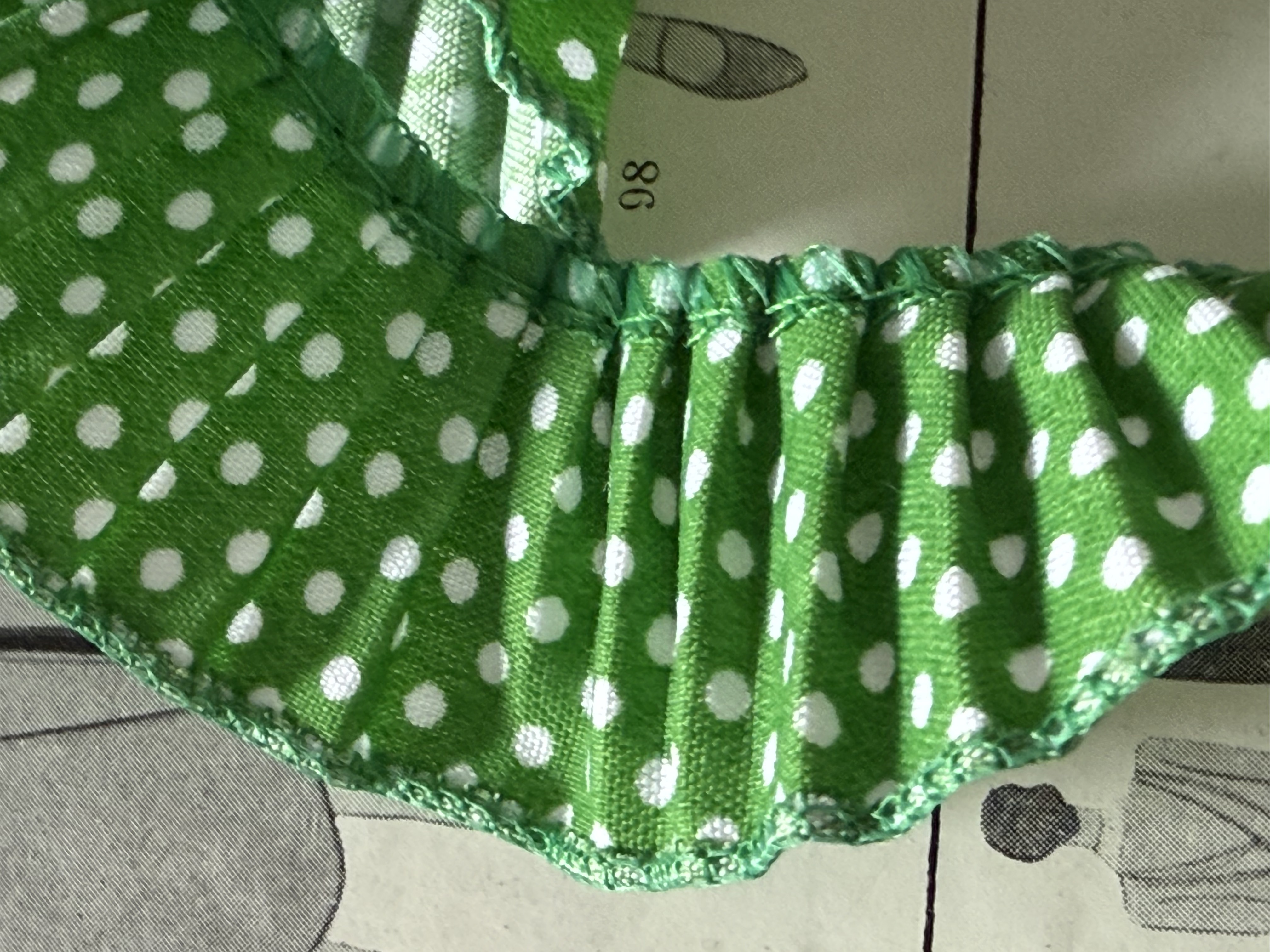 Rimpelband | Groen | 03 cm - rimpelband polka dots - heldergroen  met witte stippen en plooitjes (niet elastisch)