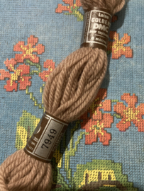 * 7949 BEIGE  | Bruin label - borduurwol Colbert DMC Tapestry wool