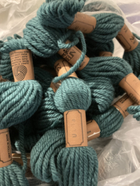 * 8630 BLAUW-DONKER AZUUR/GROENIG - Scheepjes borduurwol, tapisserie/gobelin of punch needle wol - kleurnummer 8630