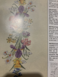 VERKOCHT | Bloemen | Eva Rosenstand | Bloemenrand - voorjaarsbloemen voor tafellaken (Dug - Tablecloth - Tischdekke - Nappe - Mantel