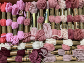 VERKOCHT | SCHEEPJES 'Pink blushes' doos vol met 20 strengen borduurwol