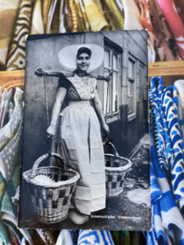 Briefkaarten | Zeeland | Vrouwen | Arnemuiden | xx - Fotokaart Arnemuidense visservrouw met kanten kap en rieten manden