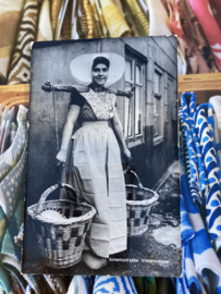 VERKOCHT | Briefkaarten | Zeeland | Arnemuiden | Fotokaart 'Arnemuidense visservrouw' met kanten kap en rieten manden