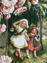 VERKOCHT | Nederland |  Briefkaart | Reliëfkaart | Victoriaans 'Hartelijk Gefeliciteerd' Twee kleine meisjes in bos met rozen