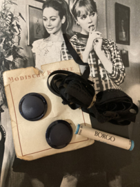 Ø 34 mm | Knopenkaarten | Zwart | Brocante decoratie setje - Mödische Knopfe: twee vintage platte knopen van hars + gratis deco materiaal