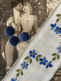 Sierband | Blauw | Bloemen | 04 cm x 50 cm - Sierband witte ondergrond en geborduurde blauwe bloemetjes met mosgroene blaadjes ( 50 x 4 cm)