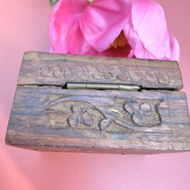 Hout | Vintage gedecoreerd postzegeldoosje hout snijwerk India