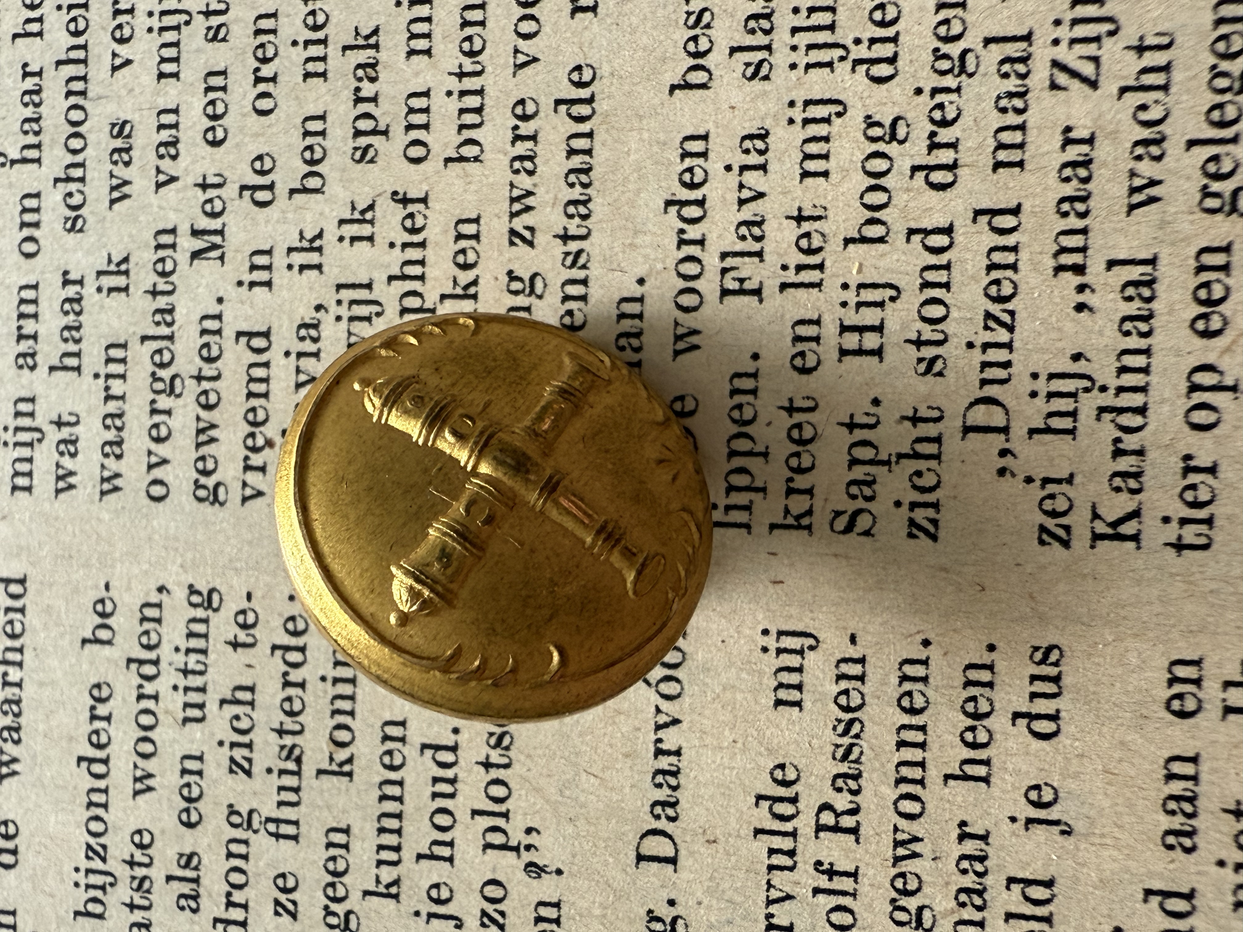 Ø 20 mm  - 2 cm | Goudkleurige Belgische legerknoop WW1 met gekruiste kanonnen Garde civique ( burgerwacht )