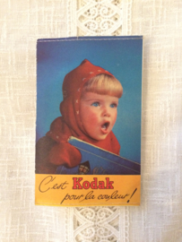 Foto | België | Meisjes | Vintage foto albumpje met negatieven | jaren '60  "klein meisje met rood mutsje en boekje"" - KODAK