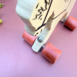 Paardjes | Oud houten Steiff speelgoedpaard op wielen voor kinderen, wit, verzamelbaar kinderspeelgoed, antiek.