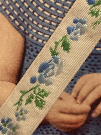 Sierband | Blauw | Bloemen | Kaartje met vintage band met lichtblauwe geborduurde roosjes en groene blaadjes (2 meter x 1 cm)