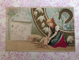 Ansichtkaart | Duitsland | Meisjes | 1910-15 - Reliëfkaart blond meisje met biggetjes, lelietjes van dalen en een gouden hoefijzer