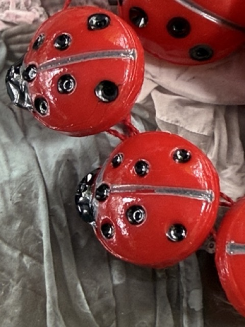 Ø 13 mm - 1.3 cm | Glasknopen | Rood | Vintage Tsjechische Glazen knoopje – Handgeschilderd rood Lieveheersbeestje