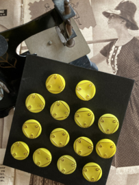 VERKOCHT | Glasknopen | Geel | Ø 12 mm - Prachtige glimmende knopen met goudaccent en oogje