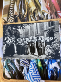 Briefkaarten | Zeeland | Mensen | Zuid-Beveland | 1955 - Kerkuitgang