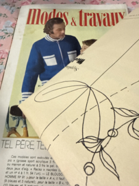 1974 | Modes et travaux - N° 879 - 56e Annee  - MARS 1974 - tapisserie stoel - schort ovenwant 70s  - breipatronen