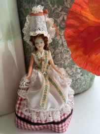 Frankrijk  Normandie | Poppen | Klederdracht | Klederdrachtpoppetje Mariette – Authentieke Normandische schoonheid