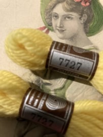 * 7727 borduurwol GEEL VANILLE LICHT DMC Laine pour tapisserie - virgin wool