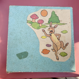 Onderwijs | Vintage doos (2) met handgemaakte vilten Nederlandse schoolbord figuren en woorden – kweekschool – jaren 50/60