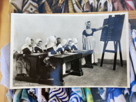 Briefkaarten | Zeeland | Kinderen | Walcheren | 1953 - Echte fotokaart kinderen in de schoolbanken