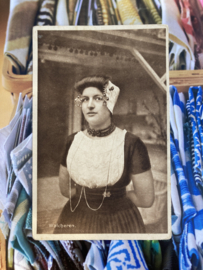 Briefkaarten | Zeeland | Vrouwen | Walcheren | 1953 -  Fotokaart  knappe Zeeuwse vrouw 'Eet meer brood' kaart