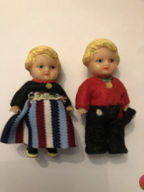zz VERKOCHT | Twee lieve gummi poppetjes ‘Bert en Bertha’ in Volendamse klederdracht  | jaren ‘30