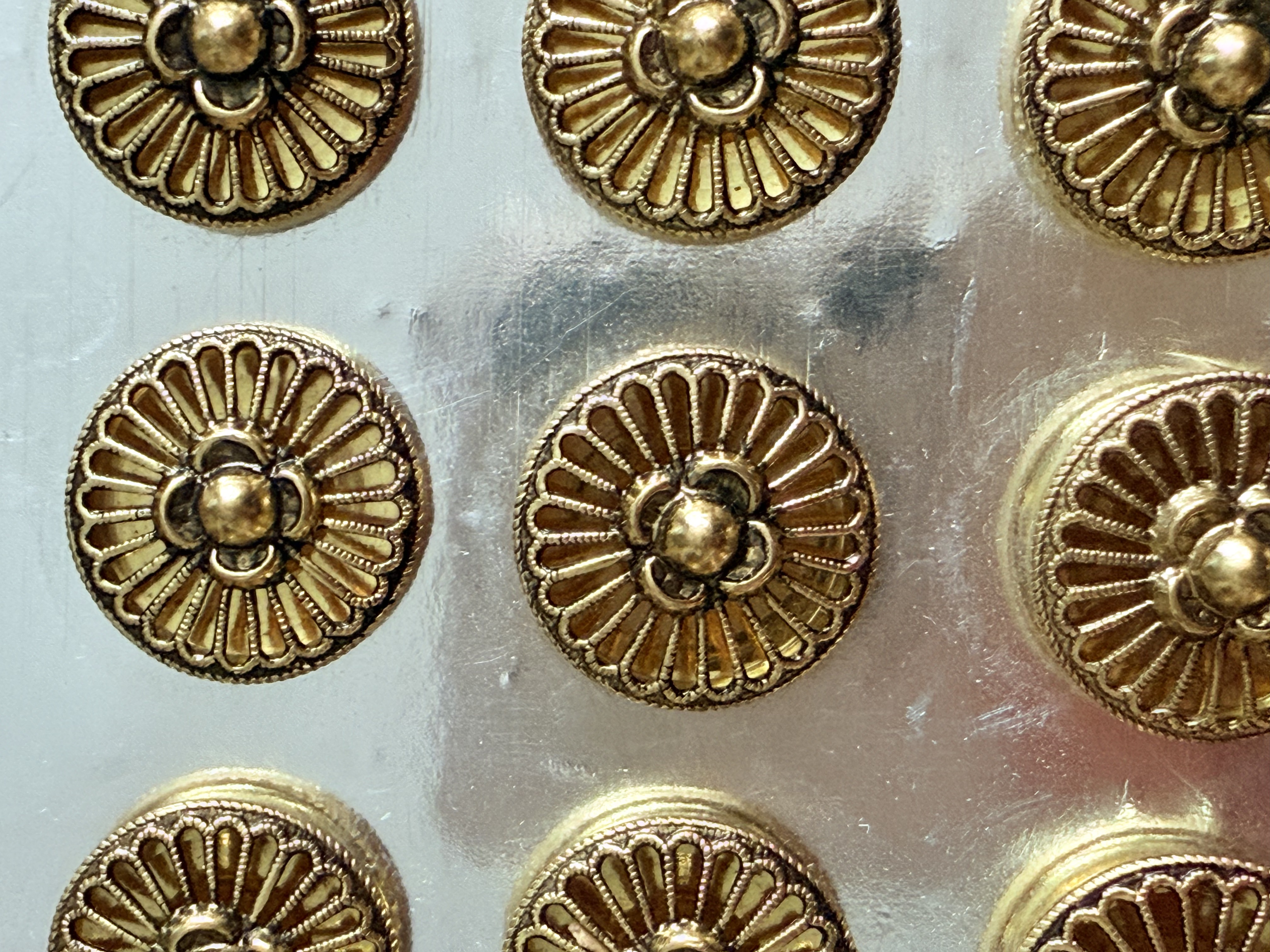 Ø 15  mm | Knopen | Filigrain - Goudkleurige mooie vintage metalen filigraan knoop met bloemvorm