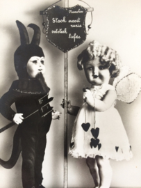 Briefkaarten | Nederland | Kinderen | 1960 - ‘Duiveltje en  Engeltje’ | Fotokaart met spreuk "Stook nooit ruzie ontsteek liefde" 