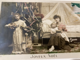 Kerstkaarten | Kinderen | Joyeux Noël - Moeder met kinderen bij hemelbed