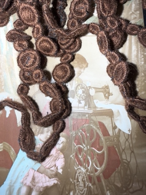 Sierband | Bruin | 01 cm - 10 mm breed | Origineel jaren ’30 - rondjes - katoenen sierband – Zwitserse kwaliteit en elegantie