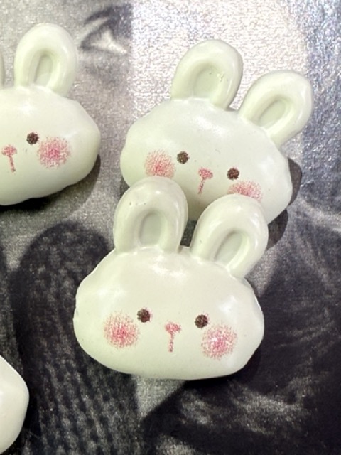 Ø 20 mm - 2 cm | Knopen | Wit-gebroken | kunststof kinderknoopje konijntje met roze wangetjes