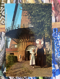 Briefkaarten | Zeeland | Kinderen | Zuid-Beveland | xx - moeder en dochter bij molen met kanten kappen en oorijzers