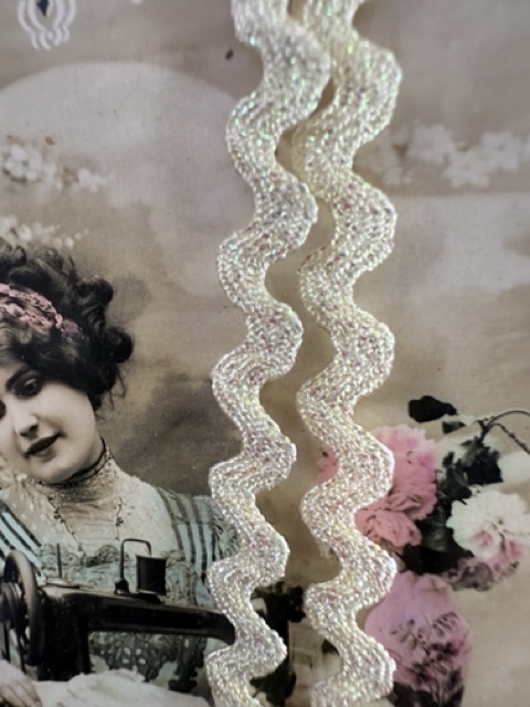 ZIG ZAG | Wit-eier | 0.5 cm - 5 mm breed - zigzag band - eierwit/creme zigzagband met glans en goud spikkeltjes